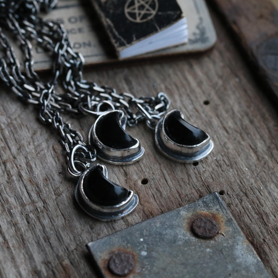 Onyx crescent pendant (mini)